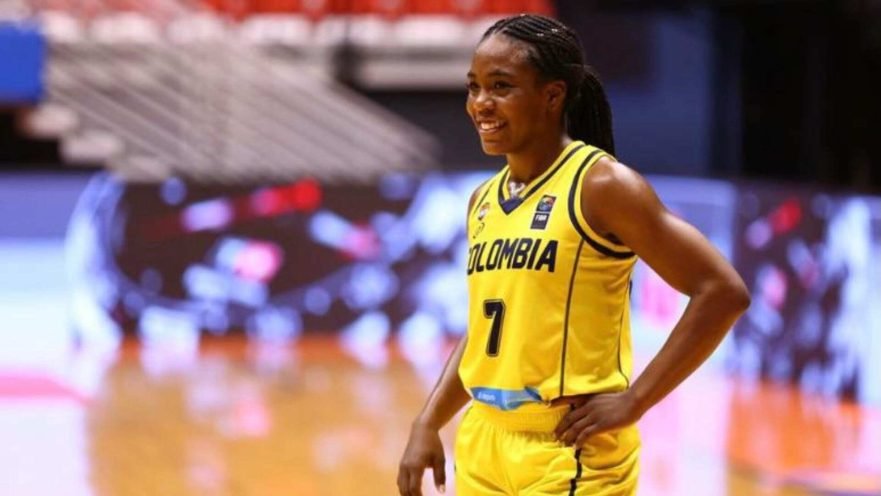 Mayra jugando con la selección de Colombia