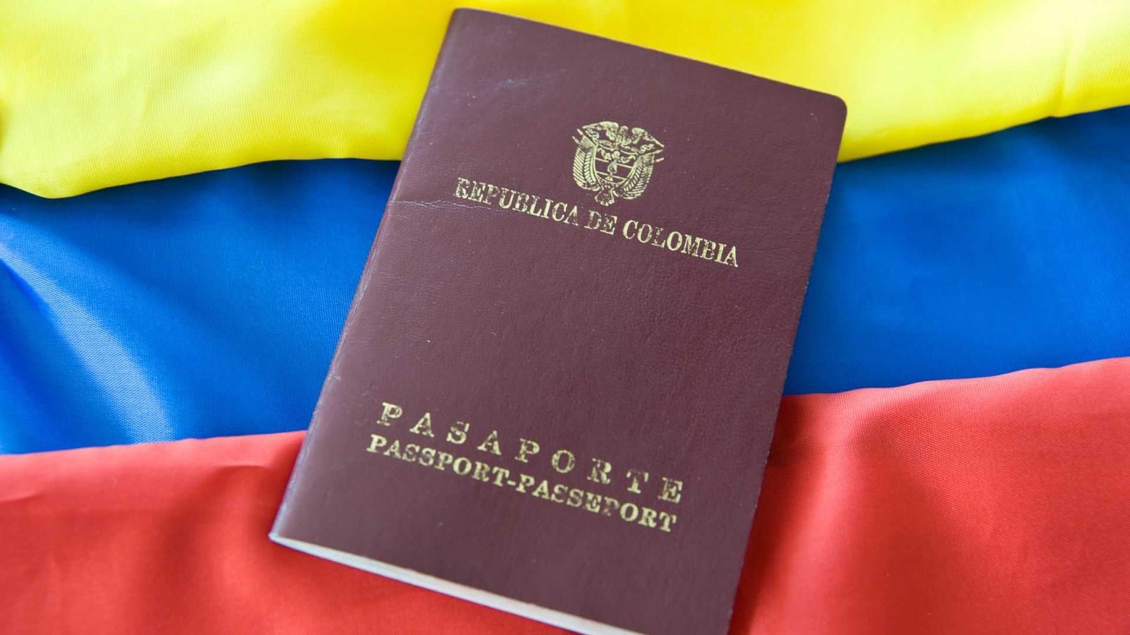 Arraigo social - imagen bandera Colombia y pasaporte colombiano