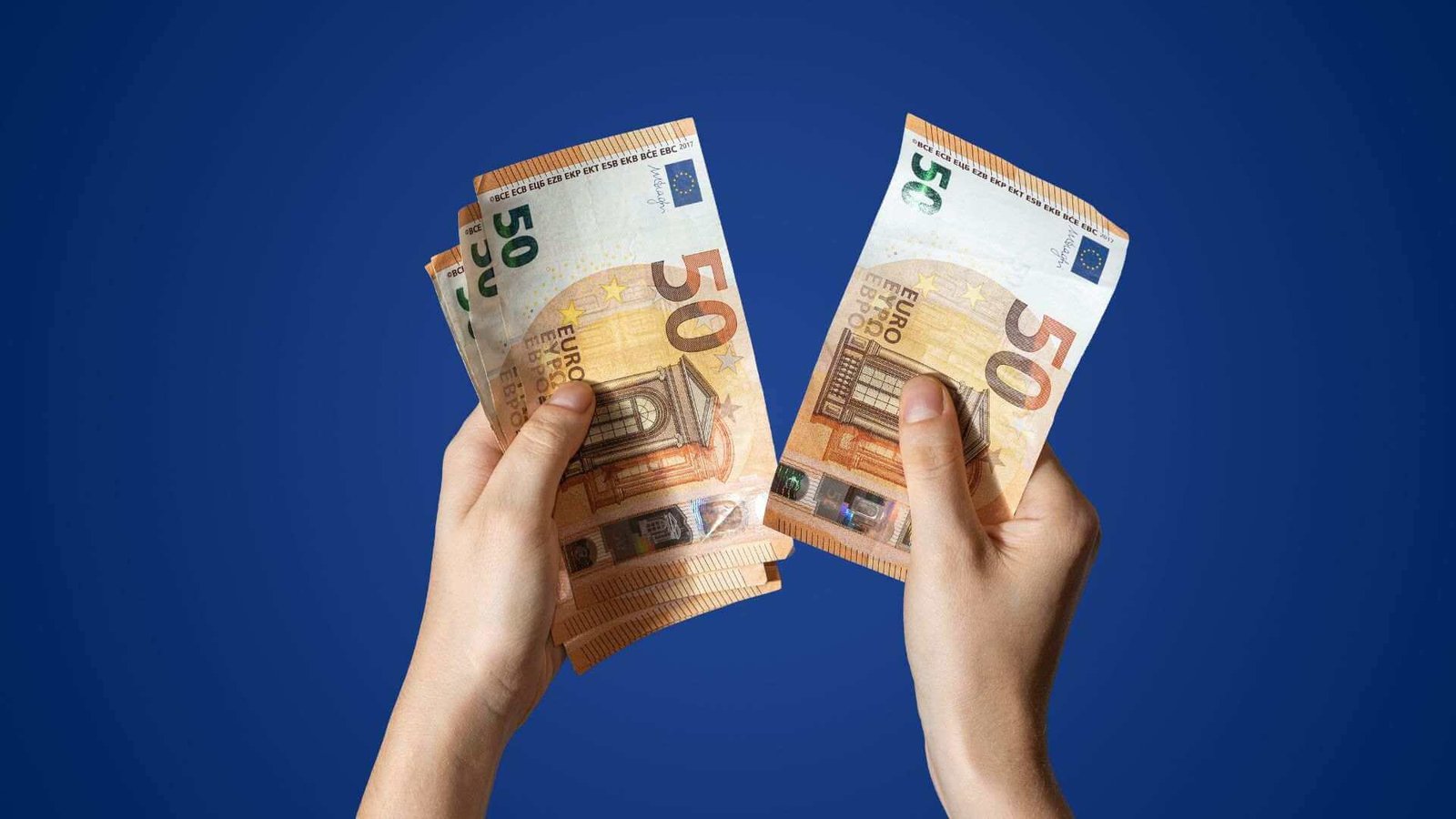 ser autónomo en España - imagen de persona con euros en la mano