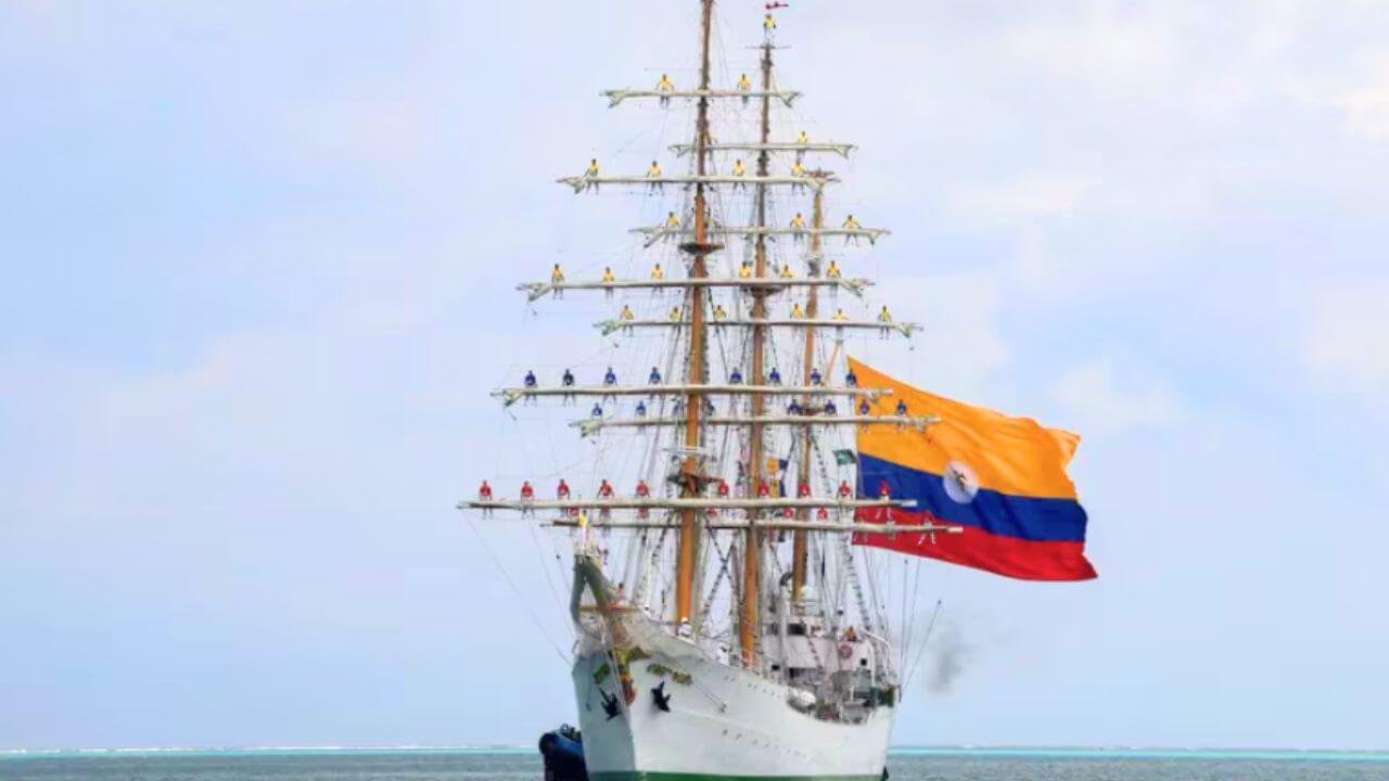 Featured image for “Se fue de gira internacional el buque Gloria”