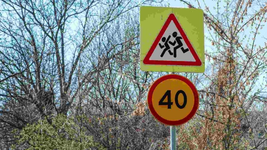 Emigrar después de los 40: imagen de señal de tráfico de 40 referencia a viaje