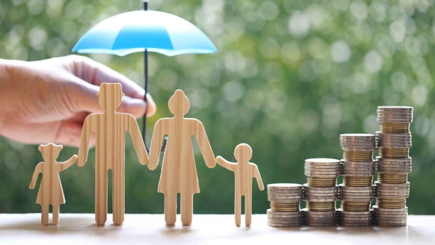 Día Internacional de las Remesas Familiares: imagen referencia de dinero y familia